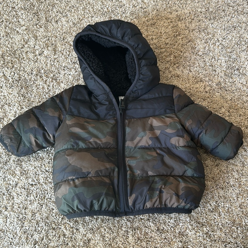 Baby gap, camo and black Sherpa reversible puffer jacket size 0 to 6 months